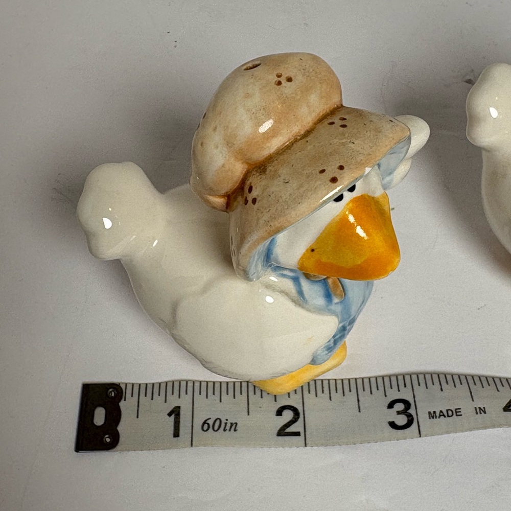 Charming Vintage Mrs. Goose Salt and Pepper Shakers - Picture 14 of 14